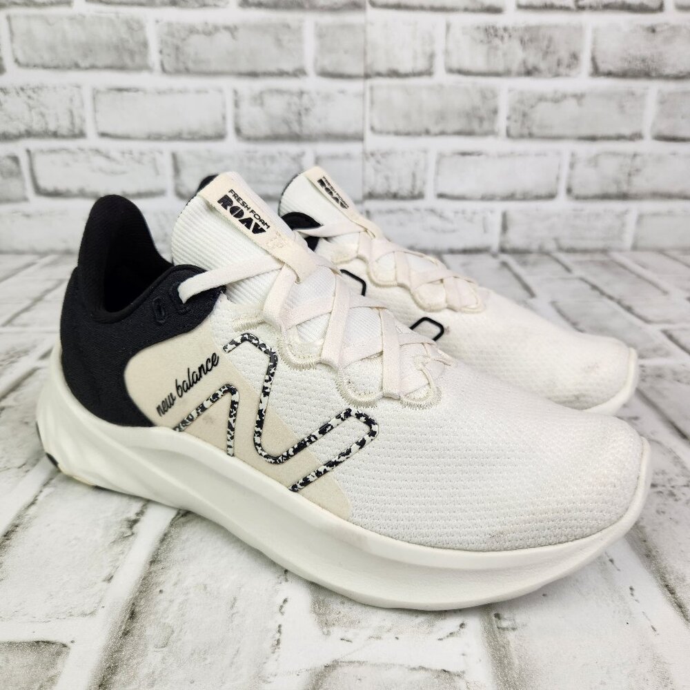 Balance Fresh Foam Roav V2 Women Sz 7.5  White Black Running Shoe Casual WROAVM2